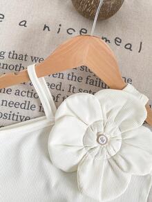 SHEIN Playful Pals 女婴夏季优雅甜美纯色罗纹不对称吊带花卉装饰上衣搭配粉色条纹短裤套装，适合街拍和旅行 - 藍白色 - 查看 4