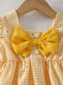 SHEIN Vintaside Kids 两件套女婴套装，雏菊印花上衣和裤子，饰有3D蝴蝶结，荷叶边袖口设计，适合户外穿着。 - 黃色 - 查看 5