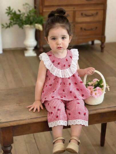 SHEIN 女童甜美可爱红白格子草莓印花无袖圆领抽绳领口刺绣花边宽松背心和花边长裤舒适休闲T恤套装