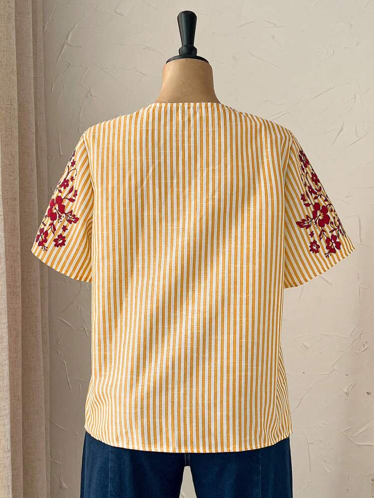 Plus Size Women Spring Casual Vacation Short Sleeve Striped Floral Print Blouse,Plus Size Women's Summer Casual Vacation Country Spring Round Neck Short Sleeve Yellow Striped Floral Print Blouse,Spring Break,Vac,Gifts For Motheration,Holiday,Going Out,2026 New,Simple And Fashionable For Everyday Wear,Casual Vacation Boho Top, Smock Top, Striped Blouse, Boho Chic Top,Suitable For Summer, Vacation, Commute, Daily Wear, Going Out Tops
