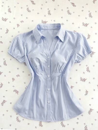 Sweetra Camisa de botones con rayas azules y blancas para mujer de talla grande, con un toque fresco de verano, un estilo suavemente rejuvenecedor, cuello en V a rayas azules y blancas, mangas abullonadas, cierre de un solo pecho, cintura estilizadora, de manga corta, blusa casual simple y refrescante
