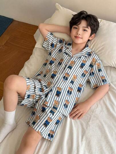 两件套男童小熊印花短袖polo衫和短裤，采用阻燃面料制成，适合男童休闲穿着和亲子互动。