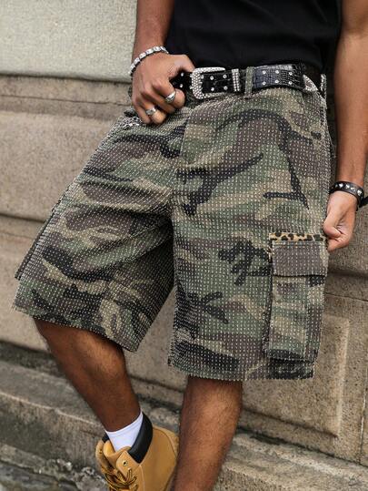 Manfinity EMRG Quần short denim cargo nam kiểu dáng casual, nhiều túi, họa tiết rằn ri, chất liệu móc len, phong cách đường phố.