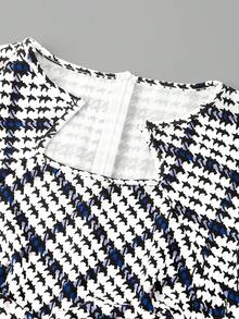 SHEIN Clasi 女士时尚优雅派对千鸟格迷你连衣裙 夏季连衣裙 蓝色连衣裙 女士休闲连衣裙 女士正式服装 夏季女士舒适宽松优雅休闲弹力针织收腰短款蓝色格子印花连衣裙（蓝白格子）套装 女士优雅邮轮服装 女士邮轮晚宴服装 女士正装 蓝白套装 女士蓝白连衣裙 千鸟格连衣裙 女士办公室工作服 工作装 女士工作连衣裙 - 藍白色 - 查看 3