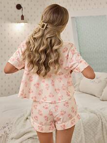 Bộ đồ ngủ nữ tay ngắn và quần short in hoa, kiểu dáng lãng mạn với cổ ve áo, dáng rộng, gồm 2 món. - Nhiều màu - Xem 2