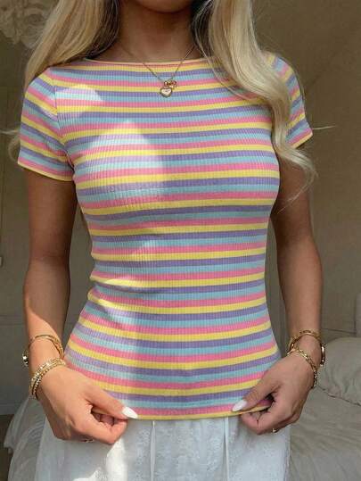 CovetEZ Lässiges minimalistisches sexy Off-Shoulder Dopamin-farbiges gestreiftes Kurzarm T-Shirt, geeignet für Frühling und Sommer, Frühlings-/Sommer-Outfit-Kombination, Dopamin-Streifen lassen Sie jünger und energetisch aussehen