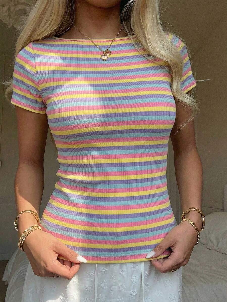 CovetEZ 休闲简约性感露肩多巴胺彩色条纹短袖T恤，适合春夏穿着，春夏穿搭必备，多巴胺条纹让您看起来更年轻更有活力。 - 彩色 - 查看 1
