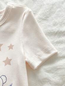 Genkimix Kids 2-teiliges Baby Mädchen Pyjama Set mit kurzärmeliger Rundhals-Bluse und langer Hose. Leichter, weicher Strick-Pyjama in Apricot und Hellgrün mit niedlichem Cartoon-Hasen, Mond und Wolken Grafik-Muster sowie blau-rosa kariertem Muster. Bequeme Nachtwäsche für den lässigen Frühlings-/Herbstschlaf. - Grün - Übersicht 5