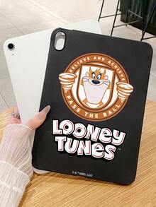 LOONEY TUNES X SHEIN 黑色 iPad 保护壳 | 华纳兄弟乐一通塔斯马尼亚恶魔设计，这款优质 iPad 保护壳采用运动复古的徽章设计，饰有标志性的塔斯马尼亚恶魔（Taz）。采用吸震材料制成，可保护您的 iPad 免受刮擦、跌落和日常磨损，同时展现您对经典卡通的热爱。所有端口和摄像头均有精准的开孔，完美融合了时尚、保护和功能性。乐一通粉丝和体育爱好者的必备之选！ - 黑色 - 查看 6