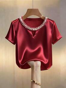SHEIN 纯色缎面V领珍珠点缀温柔知性女士短袖T恤 - 酒紅色 - 查看 3