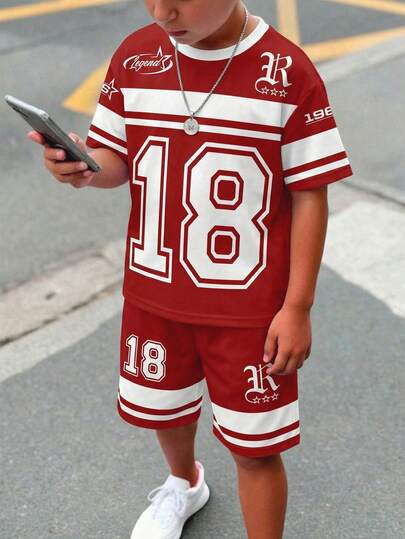 Bộ đồ thể thao nam thiếu niên gồm áo thun ngắn tay cổ tròn, kiểu dáng tối giản, thoải mái, cổ điển với họa tiết số 18 nổi bật, thích hợp cho các hoạt động thể thao.
