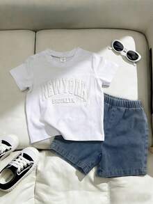 SHEIN Playful Pals Set de 2 piezas de moda minimalista para niño pequeño de primavera/verano: Parte superior de manga corta con cuello redondo en tela de punto color albaricoque con estampado en relieve de letras inglesas, combinada con pantalones cortos de mezclilla elásticos en la cintura. Versátil y adecuado para actividades al aire libre y vacaciones de niños pequeños. - Blanco - Ver 1