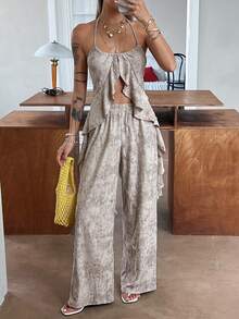 DAZY Bộ đồ 2 món dành cho nữ: áo hai dây viền bèo nhún nhuộm tie-dye và quần ống rộng rách. - Màu Khaki - Xem 6