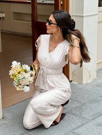 Serisse Bộ đồ nữ màu trơn cổ chữ V thắt eo không tay gồm áo và quần, gồm 2 món.