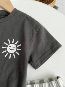 SHEIN Playful Pals Bộ 2 món cho bé trai mùa hè, gồm áo thun cổ tròn tay ngắn in hình mặt trời và quần short kẻ sọc cạp chun, quần áo trẻ sơ sinh và trẻ nhỏ, bộ áo thun bé trai, trang phục mùa hè, phù hợp cho bé từ 6 tháng đến 3 tuổi, phong cách nghỉ mát biển, phong cách thường ngày đi nghỉ mát. - Nhiều màu - Xem 3