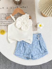 SHEIN Playful Pals 女婴夏季优雅甜美纯色罗纹不对称吊带花卉装饰上衣搭配粉色条纹短裤套装，适合街拍和旅行 - 藍白色 - 查看 3