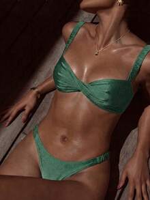 Bộ bikini/đồ bơi nữ Swim Chiccia mới về, thanh lịch, màu nâu mocha, chất liệu vải bóng mượt, gồm áo bơi quây xoắn phía trước với dây đeo nhún điều chỉnh được và quần bơi cạp cao kiểu Brazil, đồ bơi thời trang, phong cách Y2K Spice Hot Girl dễ thương và năng động, thích hợp cho lễ hội âm nhạc, kỳ nghỉ xuân/hè ở bãi biển và tiệc bể bơi, kỳ nghỉ trên đảo và phong cách hiện đại. - màu xanh lá - Xem 1