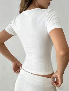 Almamuse Tricou slim-fit versatil pentru femei, pentru naveta, decolteu adânc în V, mâneci scurte, garnitură Ace, cu fețe semi-deschise, tricotat texturat, potrivit pentru primăvară, vară, toamnă și iarnă, tricou alb pentru femei, top de vară, tricou pentru naveta, ținută de vacanță pentru femei, top de lucru pentru femei, top de absolvire, topuri pentru femei, vară, bluză drăguță în stil francez, bluză business casual pentru femei - alb - Vizualizare 2
