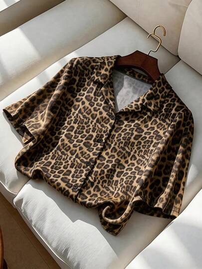 Franclia 优雅豹纹翻领短袖休闲衬衫，适合春夏穿着。