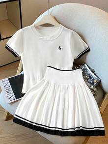 GlowEve CURVE Ensemble Top en tricot à manches courtes avec broderie licorne et jupe plissée en tricot pour femmes grande taille - Noir et Blanc - Voir 1