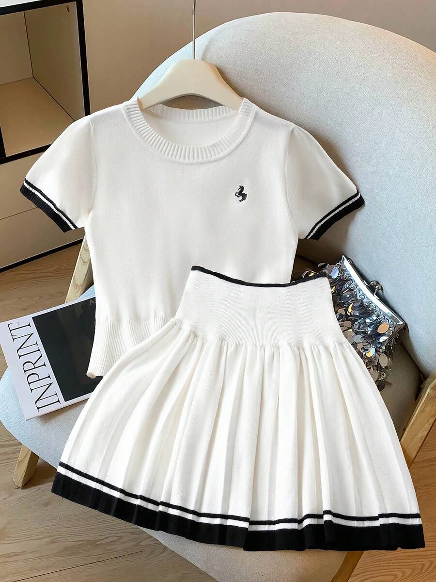 GlowEve CURVE Ensemble Top en tricot à manches courtes avec broderie licorne et jupe plissée en tricot pour femmes grande taille - Noir et Blanc - Voir 1