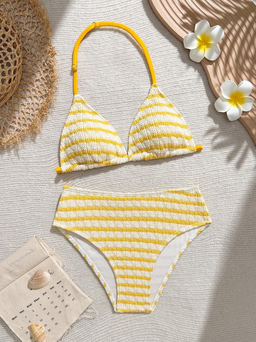 SHEIN 少女新款纯色米色比基尼套装,黄白条纹挂脖式两件泳衣,夏季新款,亲肤速干。挂脖式设计,三角罩杯,纹理面料,高腰,贴身剪裁。时尚海滩度假/泳池装扮,打造清新活力造型的必备单品。夏季少女泳装两件套,聚拢型泳衣。 - 黃色 - 查看 1