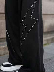 PAVTROS 男士街头风多功能INS单品：宽松休闲闪电水钻印花运动裤，适合街头风、日常休闲、周末出游、音乐节、社交聚会等各种年轻社交场合。这条裤子是男士衣橱中不可或缺的百搭单品，也是送给男友或老公的绝佳礼物。 - 黑色 - 查看 4