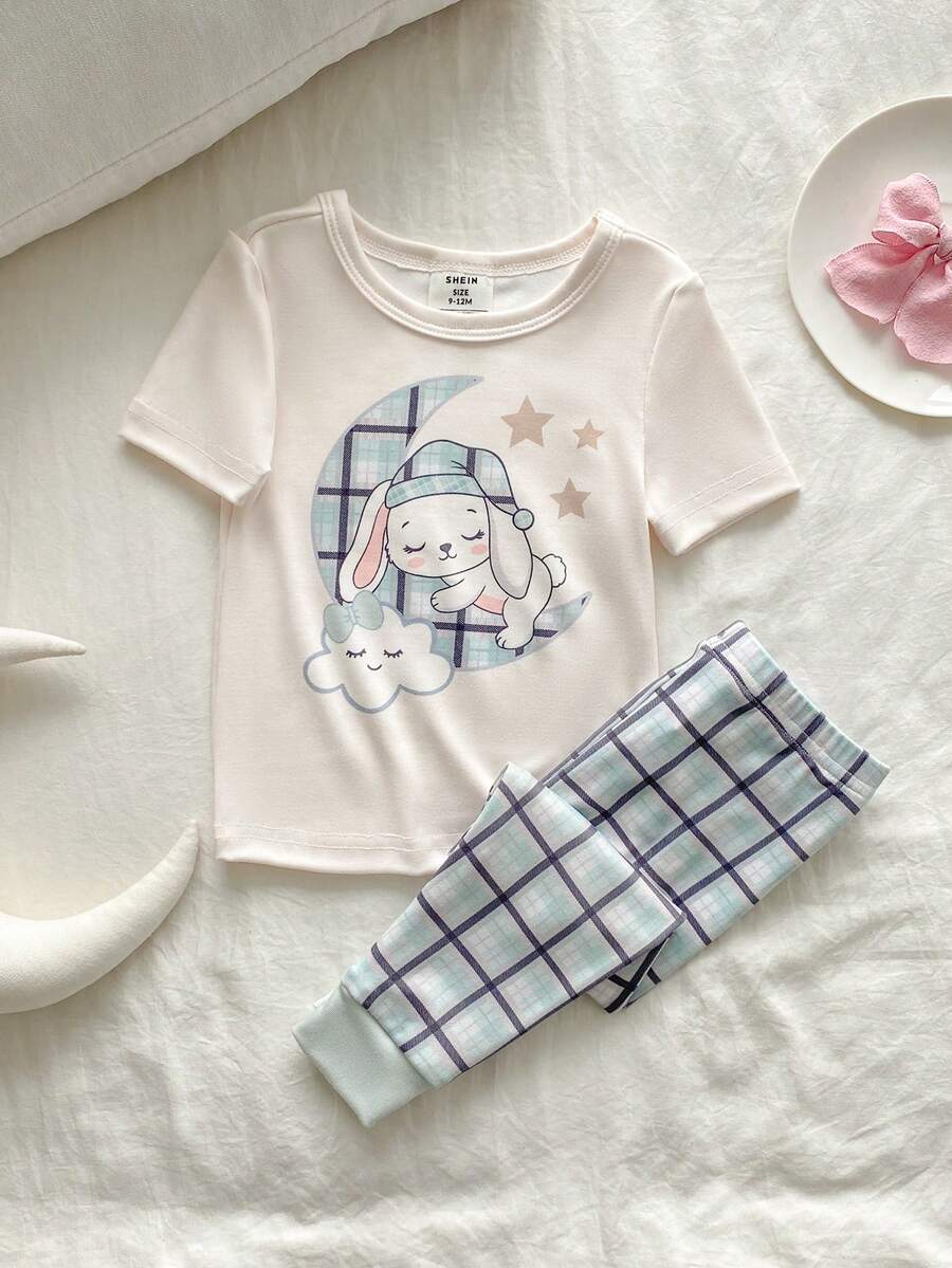 Genkimix Kids Bộ đồ ngủ 2 mảnh cho bé gái gồm áo tay ngắn cổ tròn và quần dài. Bộ đồ ngủ dệt kim nhẹ, mềm mại màu mơ và xanh nhạt với hình ảnh chú thỏ hoạt hình dễ thương, mặt trăng và mây cùng họa tiết kẻ caro xanh hồng. Trang phục ngủ thoải mái cho giấc ngủ mùa xuân/thu. - màu xanh lá - Xem 1