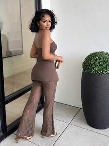 Alexandranx Bộ đồ ren đen 2 mảnh gợi cảm và thanh lịch dành cho nữ, gồm áo bandeau gân dày và quần ống loe ren, vải co giãn cao ôm sát cơ thể, thích hợp cho các buổi hẹn hò, tụ tập, tiệc tùng, câu lạc bộ, cuộc sống về đêm - màu nâu - Xem 5