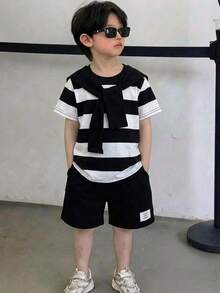 Bộ đồ 2 món cho bé trai, phong cách thể thao thường ngày, học đường, văn học, cổ điển, đen trắng kẻ sọc cổ tròn và quần short trắng, kèm khăn choàng trang trí. Thích hợp cho quần áo trẻ em, quần áo bé trai đi học, bộ đồ phù hợp cho tiệc sinh nhật, tiệc tối, biểu diễn, đám cưới, lễ rửa tội, lễ khai trương, mặc hàng ngày, thích hợp đi học, thích hợp đi du lịch, thích hợp đi nghỉ mát, thích hợp cho mùa xuân và mùa hè, lễ tốt nghiệp, bộ trang phục cho bé trai. - Đen và trắng - Xem 3