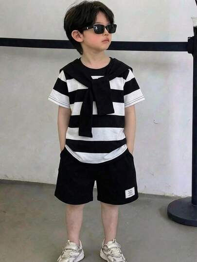 两件套男童休闲运动学院风文艺复古黑白条纹圆领T恤搭配白色短裤，配披肩装饰，适合儿童穿着，适合男童返校穿着，也适合生日派对、晚宴、演出、婚礼、洗礼、开幕式、日常穿着，适合上学、旅行、度假，适合春夏季节穿着。