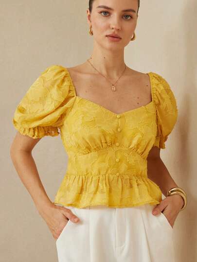 Aveloria Rosie Áo croptop nữ tay phồng xếp ly họa tiết Jacquard dễ thương, thêu Jacquard, xếp ly, đường may vắt sổ, màu vàng tươi, phong cách cổ điển, lãng mạn, thời trang, tay phồng, cổ vuông, thắt eo, xếp ly, hiệu ứng 3D, nhẹ, ôm sát, eo cao, mỏng, thích hợp mặc hàng ngày, hẹn hò, dạo phố, xuân/hè, dạo công viên, quán cà phê, mua sắm, du lịch nhẹ, tụ họp ngoài trời, ăn tối với bạn bè.