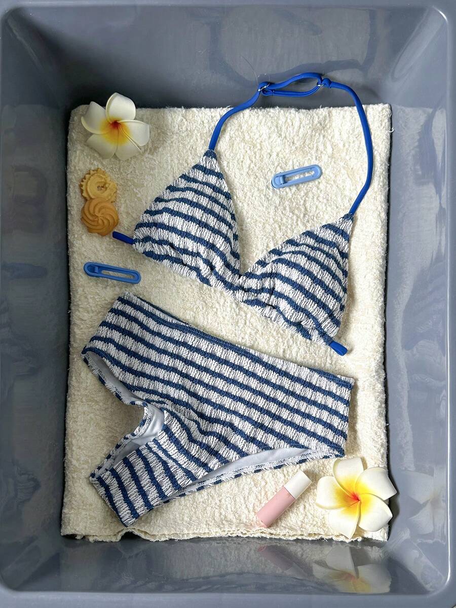 SHEIN Bộ bikini cho bé gái tuổi teen: Bộ đồ bơi dễ thương và đơn giản màu xanh navy với chất liệu đặc biệt, họa tiết sọc xanh. Bộ hai mảnh gồm áo tam giác và quần tam giác. Phong cách, thoải mái, thanh lịch, hoàn hảo cho bơi lội, kỳ nghỉ hè, bãi biển, hồ bơi, tiệc mùa hè, thư giãn và giải trí. Bộ đồ bơi trẻ em, bộ tắm trẻ em, bikini sọc, bikini xanh trắng, đồ bơi hai mảnh, bikini nhún bèo, trang phục bơi lội, trang phục mùa hè, bộ đồ đi biển, lựa chọn mùa xuân hè. - Màu xanh hải quân - Xem 1