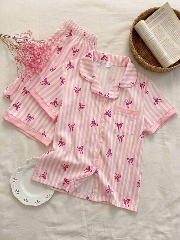 Bộ đồ ngủ 2 mảnh cho bé gái tuổi teen, cổ ve áo xẻ, tay ngắn và quần short, màu hồng trắng sọc, họa tiết nơ, thích hợp mặc nhà. Chất liệu vải dệt kim nhẹ, mềm mại, thoáng khí, thoải mái cho bé gái mặc hàng ngày. Bộ đồ ngủ thời trang, chất liệu thân thiện với da, kiểu dáng thoải mái, hiện đại và sành điệu cho bé gái tuổi teen.