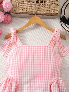 SHEIN Elladie kids 这款少女清新黄色格子吊带连衣裙采用黄白小格子面料，搭配方领和蝴蝶结肩带，尽显法式甜美风情。收腰设计和独特的裙摆剪裁，既贴身又不失休闲感。它是近年来流行的精致女装，适合夏季日常穿着。 - 粉色 - 查看 5