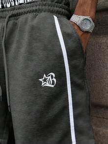 Manfinity Roghcode 年轻时尚的加大码男士短裤，双腰带设计，印花织带。 - 深灰色 - 查看 3