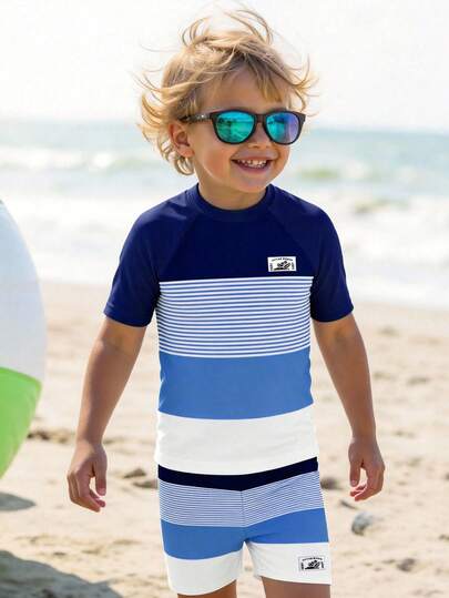 Bộ đồ bơi nam gồm áo thun ngắn tay cổ tròn dáng rộng thoải mái và quần short, thích hợp cho mùa hè.