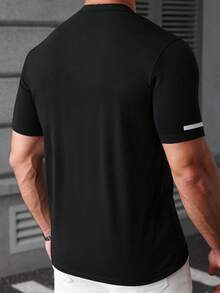 Manfinity CasualCool 男士修身高领短袖T恤，印有“请离开”字样，袖口采用单条纹设计 - 黑色 - 查看 2