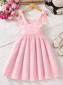 SHEIN Elladie kids 这款少女清新黄色格子吊带连衣裙采用黄白小格子面料，搭配方领和蝴蝶结肩带，尽显法式甜美风情。收腰设计和独特的裙摆剪裁，既贴身又不失休闲感。它是近年来流行的精致女装，适合夏季日常穿着。 - 粉色 - 查看 3