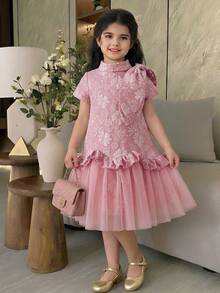 SHEIN Vestido casual de niña con cuello mao, parches de malla y lazo, con estampado floral ditsy de gasa - Rosa - Ver 1