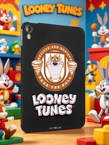 LOONEY TUNES X SHEIN 黑色 iPad 保护壳 | 华纳兄弟乐一通塔斯马尼亚恶魔设计，这款优质 iPad 保护壳采用运动复古的徽章设计，饰有标志性的塔斯马尼亚恶魔（Taz）。采用吸震材料制成，可保护您的 iPad 免受刮擦、跌落和日常磨损，同时展现您对经典卡通的热爱。所有端口和摄像头均有精准的开孔，完美融合了时尚、保护和功能性。乐一通粉丝和体育爱好者的必备之选！ - 黑色 - 查看 3