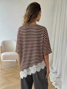 SHEIN LUNE Camiseta casual de mujer con rayas, parches de encaje y bajo asimétrico, adecuada para vacaciones de verano, ir al trabajo y uso diario - Marrón - Ver 2