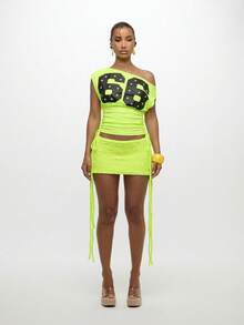 SUMWON WOMEN Kaos Grafis Wanita Model Off Shoulder dengan Detail Angka 69 dan Bintang, Model Longgar dengan Tali Serut di Bagian Bawah. - Hijau - View 3