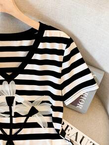 GlowEve Áo thun nữ tay ngắn cổ chữ V in họa tiết sọc, kiểu dáng thường ngày. - Đen và trắng - Xem 4
