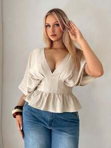 Auralis Atasan Beige Bertekstur Lengan Pendek Berlipit Leher V Dalam Ukuran Plus, Bahu Jatuh, Elegan untuk Musim Panas, Sehari-hari di Kantor, Atasan dengan Pinggang Belakang Elastis dan Hem Berumbai - Aprikot - View 6