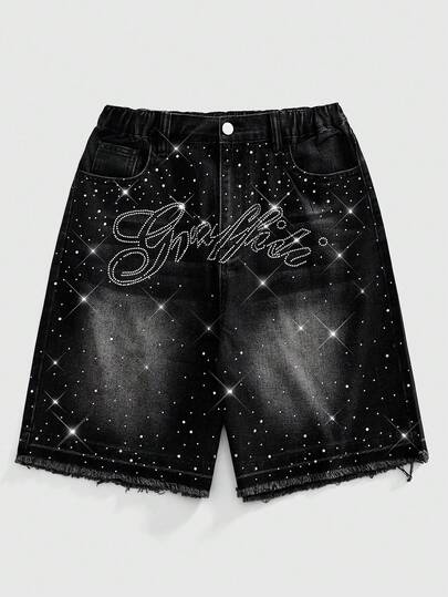 ROMWE MEN Street Life Quần short denim dáng rộng, họa tiết chữ đính đá, gấu quần tua rua, thích hợp cho bé trai tuổi teen, phong cách mùa hè.