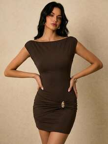 Poéselle 女士纯色金属装饰褶皱优雅腰部迷你连衣裙，适合约会和派对 - 棕色 - 查看 4