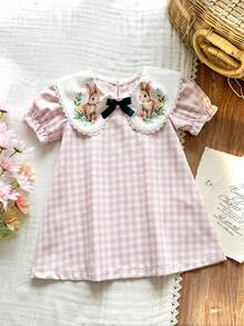 SHEIN Vintaside Kids Vestido casual de manga corta con cuello de volantes, estampado a cuadros y de conejo de dibujos animados para niña bebé - Rosa - Ver 3