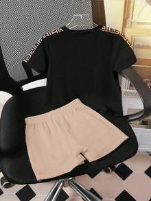 SHEIN Genkimix Kids 两件套男童时尚舒适针织撞色短袖T恤和印花休闲圆领上衣短裤套装，适合旅行、度假、夏季穿着。 - 彩色 - 查看 2