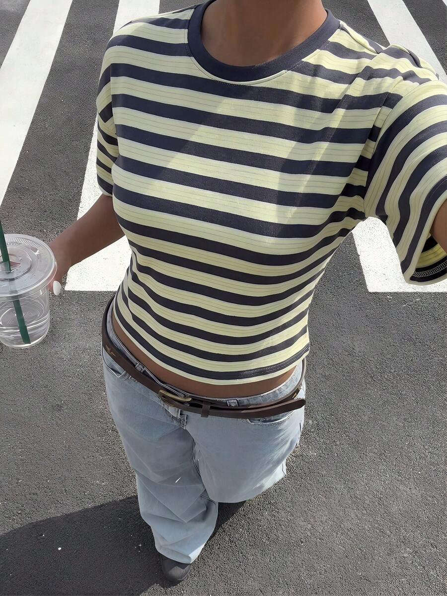 Muchica 休闲简约运动街头风百搭派对机场穿搭，蓝黄条纹学院风印花图案，音乐节穿搭，女士夏季穿搭，圆领收腰女式T恤 - 彩色 - 查看 1